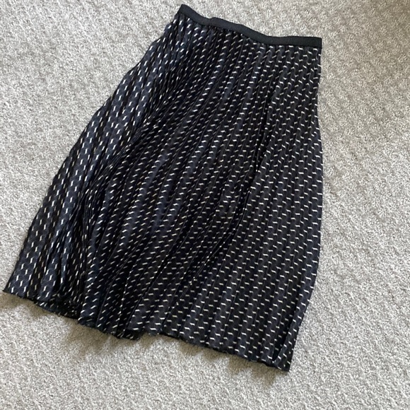 Beautiful pleated patterned skirt - Picture 1 of 3